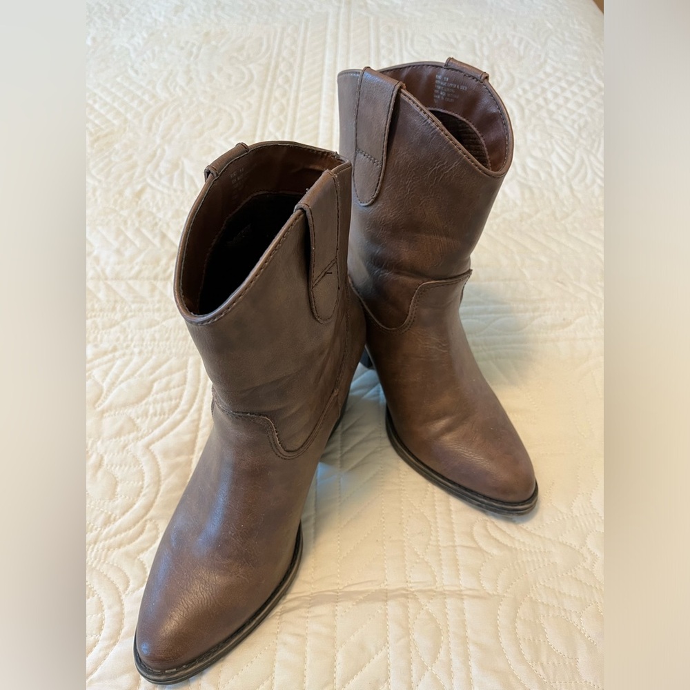 Women’s Madden Girl low cut tan cowboy boots